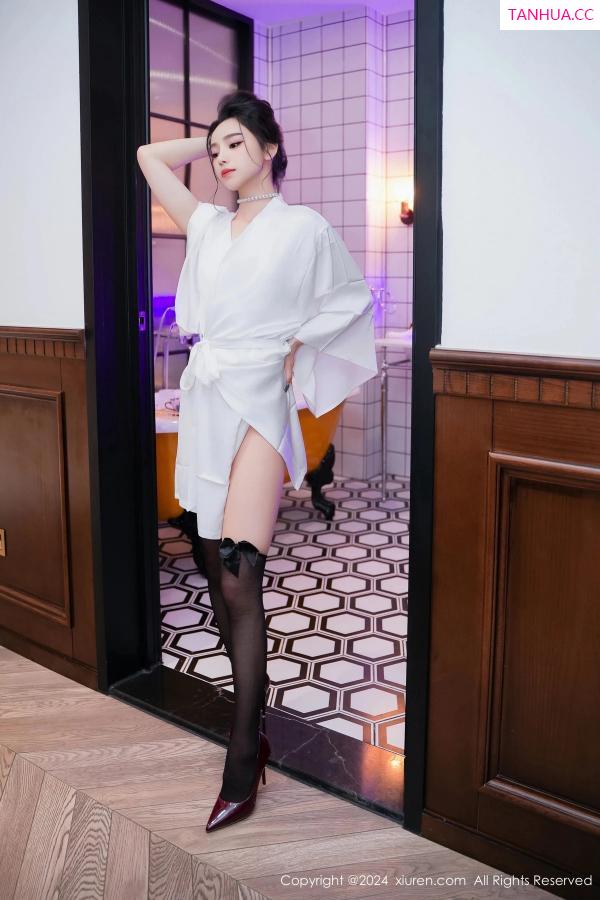   [XiuRen]高清写真图 2024.03.25 No.8283 苏曼兮 黑丝美腿第7张图片